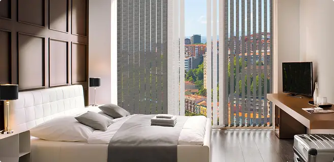 Vertikaljalousien im Schlafzimmer mit modernem Stadtblick Moderne Vertikaljalousien am großen Schlafzimmerfenster mit Blick auf die Stadt