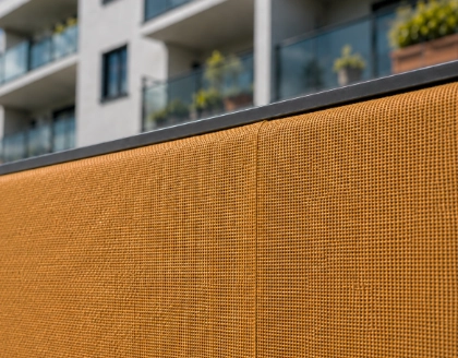 Beiger Balkon Sichtschutz am Geländer