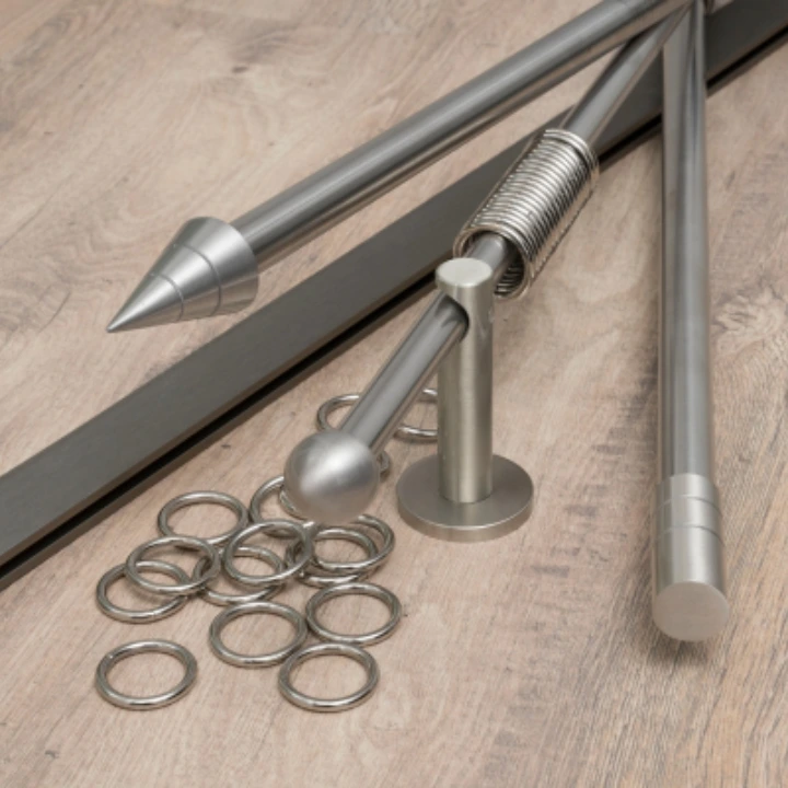 Die Vorhangstange gibt es in vielen Designs Verschiedene Vorhangstangen in Silber mit Gardinenringen
