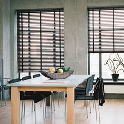 Schwarze Jalousien im Esszimmer Schwarze Jalousien im Esszimmer